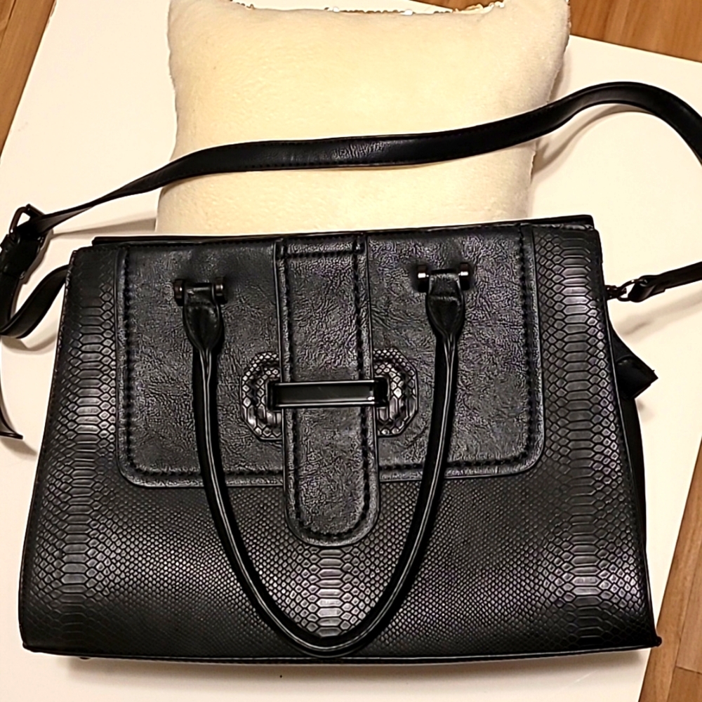 Black handbag in synthetic leather.